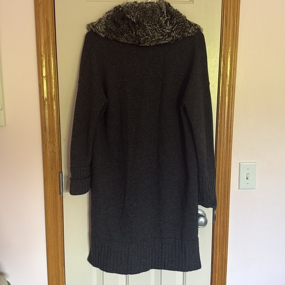 Kinross Cashmere Long Gray Cardigan with Plush Fur Collar - Picture 8 of 10
